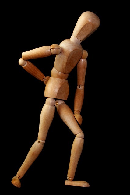 Foto Holzfigur Rückenschmerzen